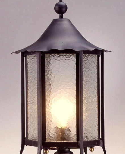 Lampa zewnętrzna stojąca Bollardi w kolorze czerń starodawna - zbliżenie
