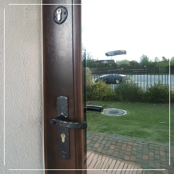 Klamka Jarboj 1091 z otworem na wkładkę